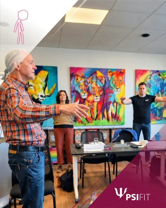 Wie beeinflussen Körperhaltung, Bewegung und körperliche Anspannung unser Denken, Fühlen und Handeln? Mit diesen Fragen beschäftigte sich unsere Fortbildung mit Prof. Norbert W. Lotz zum Thema Embodiment und Resilienz.

Das Konzept des Embodiments verdeutlicht, dass psychische Prozesse und körperliche Zustände eng miteinander verbunden sind. Unser Körper ist nicht einfach nur Begleiter des Erlebens, sondern wirkt aktiv daran mit, wie wir Situationen wahrnehmen, Emotionen erleben und auf Herausforderungen reagieren.

Besonders relevant ist dieser Zusammenhang für die Resilienz: Wer körperliche Signale frühzeitig wahrnimmt, kann Belastungen besser einordnen und die eigene Selbstregulation gezielt unterstützen. Die Fortbildung zeigte auf, welche Bedeutung Körperbewusstsein in diesem Prozess hat und wie verkörperte Interventionen in der psychotherapeutischen Praxis genutzt werden können.

Damit rückte eine wichtige Perspektive in den Fokus: Resilienz ist nicht allein ein Thema, über das wir sprechen – sie hängt auch damit zusammen, wie wir unseren Körper wahrnehmen und mit inneren wie äußeren Belastungen umgehen.

Herzlichen Dank an Prof. Norbert W. Lotz für die fachlichen Impulse und an alle Teilnehmenden für ihr Interesse an diesem spannenden Themenfeld. Wir freuen uns darauf, auch bei kommenden PsiFit-Fortbildungen neue Perspektiven für die psychotherapeutische Praxis zu eröffnen!

Buchen Sie jetzt! Anmeldungen erbitten wir bevorzugt über unsere Webseite (http://www.psifit.de), sind aber auch per E-Mail, Fax und postalisch möglich. Den Link finden Sie auch direkt in unserer Bio.
#Embodiment #Resilienz #Körperbewusstsein #psifit